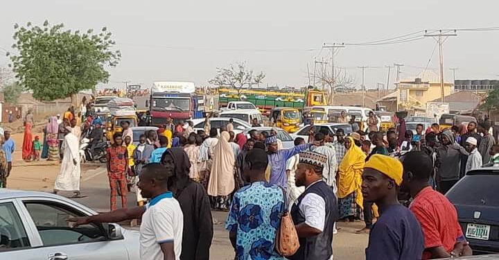Protesters hijack foodstuff trailer in Niger