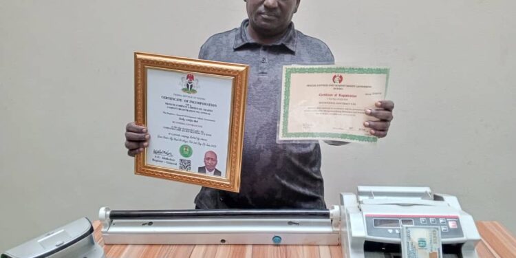 Police arrest suspect with fake $100,000 notes