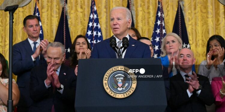 “Texas Judge Temporarily Halts Biden’s Immigration Policy for US Citizens’ Spouses”